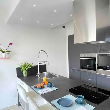 Lakeside View Apartment