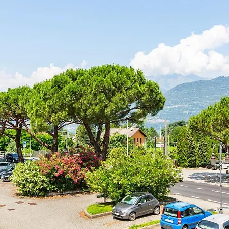 Lakeside View Apartment