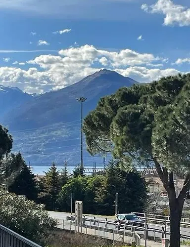 Lakeside View Apartment