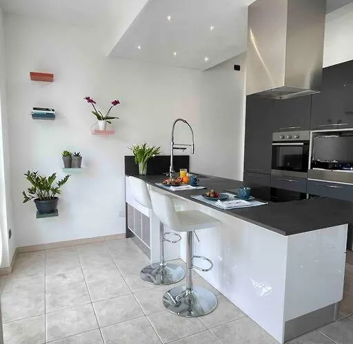 Lakeside View Apartment