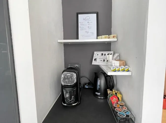 Lakeside View Apartment *